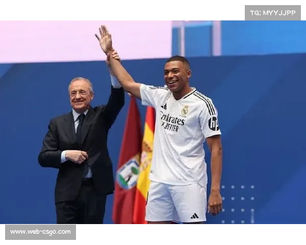 姆巴佩在伯纳乌领奖,皇马全队到场为其助威 姆巴佩在伯纳乌领奖,皇马全队到场为其助威