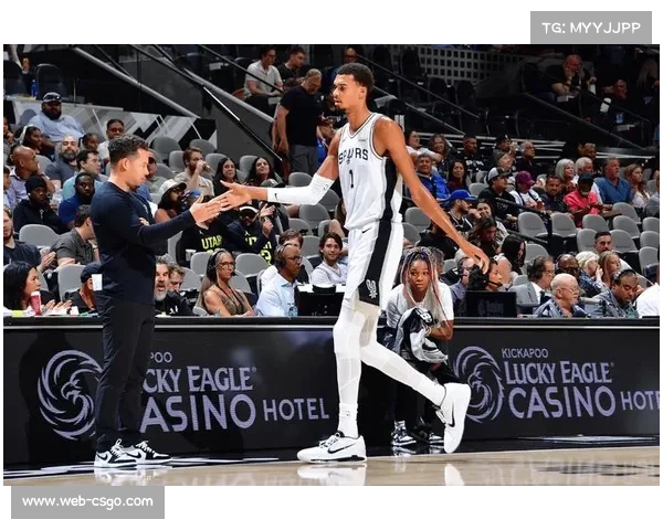 文班亚马12中10轰31+13，末节伤退马刺逆转尼克斯